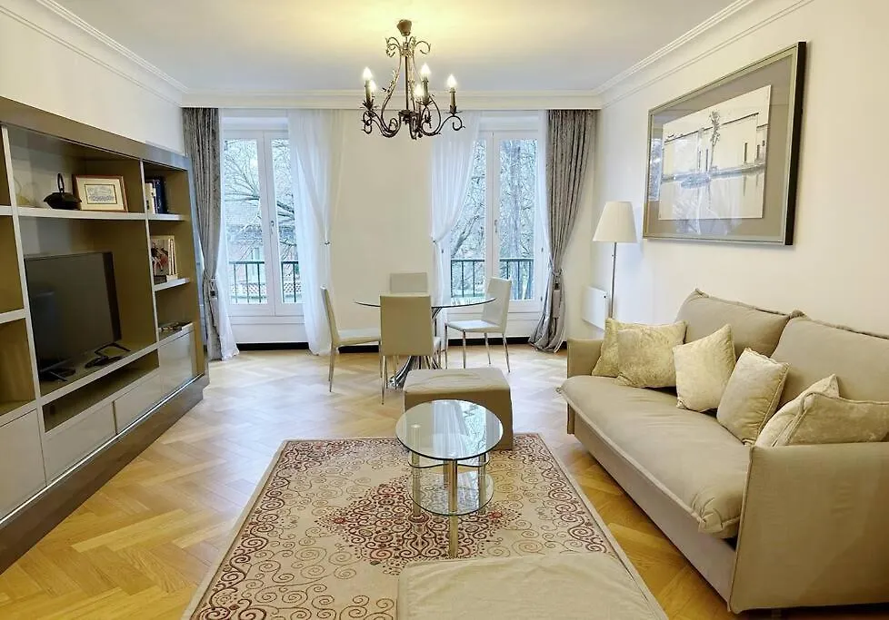 Elegant 4 Pieces Au Coeur Du Paris Artiste Apartment