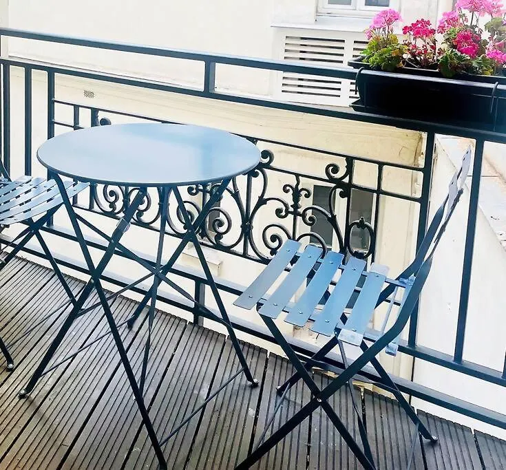Elegant 4 Pieces Au Coeur Du Paris Artiste Apartment